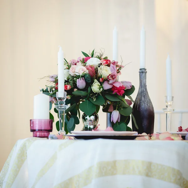 Decor en de samenstelling van de bloemen op een tafel — Stockfoto