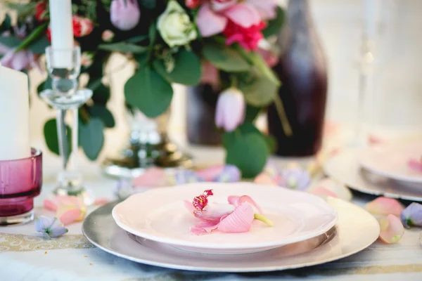 Decor en de samenstelling van de bloemen op een tafel — Stockfoto