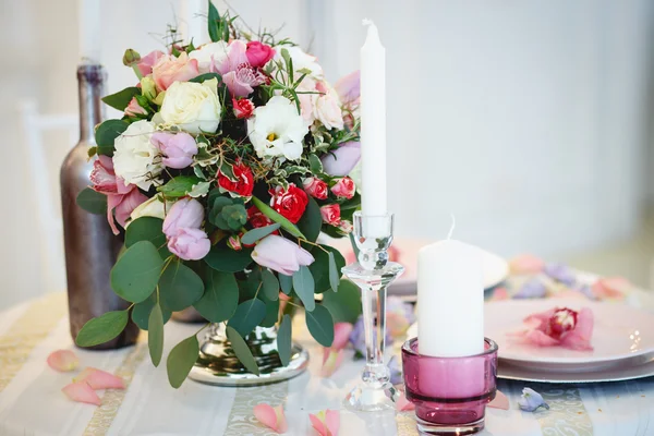 Decor and floral composition on a table — Stock Photo, Image