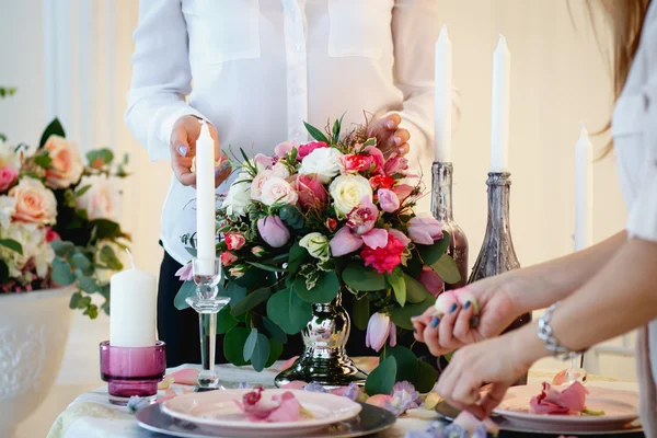 Young woman create a decoration. Decor and floral composition on a table. — Stock Photo, Image