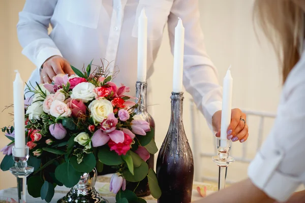 Young woman create a decoration. Decor and floral composition on a table. — Stock Photo, Image