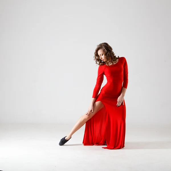 Bailarina vestida de rojo. Danza moderna contemporánea sobre un fondo blanco aislado. Fitness, modelo de estiramiento — Foto de Stock