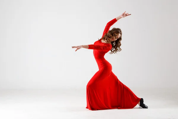 Signora danzante con un vestito rosso. Danza moderna contemporanea su sfondo bianco isolato. Fitness, modello di stretching — Foto Stock