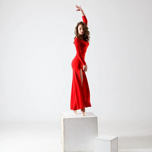 Танцующая леди в красном платье. Современный современный танец на белом фоне изолирован. Фитнес, модель для растяжки — стоковое фото