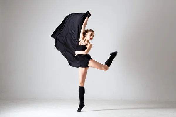 Tanzende Dame in schwarzem Kleid. zeitgenössischer moderner Tanz auf weißem Hintergrund. Fitness, Stretching-Modell — Stockfoto