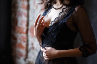 Seksi dantel sutyen ve siyah şeffaf sabahlık kadın büstü fotoğrafı kapatın