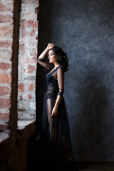 Portré gyönyörű fiatal barna nő egy átlátszó fekete ruhában — Stock Fotó