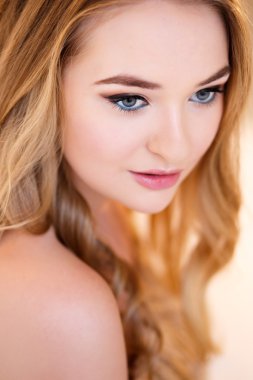 Bir sabah hafif bir yatak odasında sıcak bir kazak genç sarışın kadın