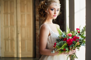 Muhteşem lüks elbise güzel gelin bir çatı alanında buket tutan. Modern düğün fotoğrafı