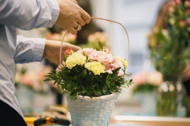 Çiçek atölye - çiçekçi bir buket bir sepet içinde yapar. Öğrenciler çiçekçi birlikte çalışma.