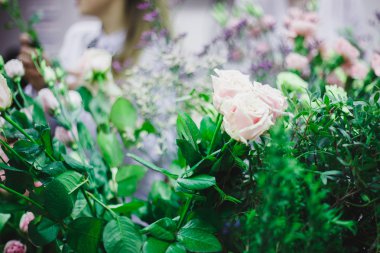 Çiçekçi işyeri: çiçek ve aksesuarları. güzel buket çiçek ve aksesuar arka plan üzerinde bir sepet içinde. yumuşak odak