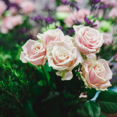 Çiçekçi işyeri: çiçek ve aksesuarları. güzel buket çiçek ve aksesuar arka plan üzerinde bir sepet içinde. yumuşak odak