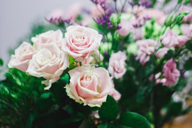 Çiçekçi işyeri: çiçek ve aksesuarları. güzel buket çiçek ve aksesuar arka plan üzerinde bir sepet içinde. yumuşak odak