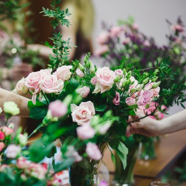 Çiçekçi işyeri: çiçek ve aksesuarları. güzel buket çiçek ve aksesuar arka plan üzerinde bir sepet içinde. yumuşak odak