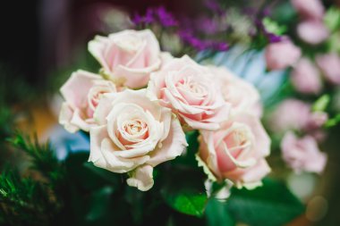 Çiçekçi işyeri: çiçek ve aksesuarları. güzel buket çiçek ve aksesuar arka plan üzerinde bir sepet içinde. yumuşak odak