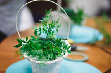 Çiçekçi işyeri: çiçek ve aksesuarları. güzel buket çiçek ve aksesuar arka plan üzerinde bir sepet içinde. yumuşak odak