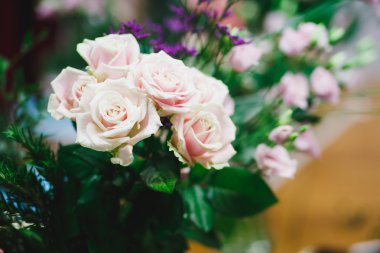 Çiçekçi işyeri: çiçek ve aksesuarları. güzel buket çiçek ve aksesuar arka plan üzerinde bir sepet içinde. yumuşak odak