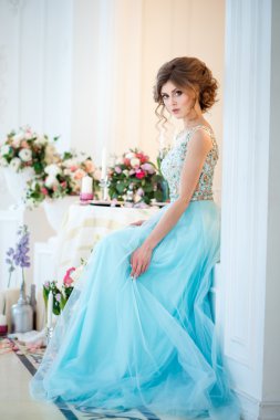 Bir lüks mavi güzel genç bayan elbise çiçeklerle dekore edilmiş zarif iç