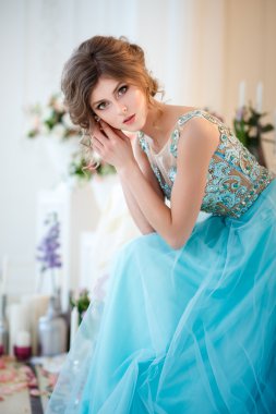 Bir lüks mavi güzel genç bayan elbise çiçeklerle dekore edilmiş zarif iç