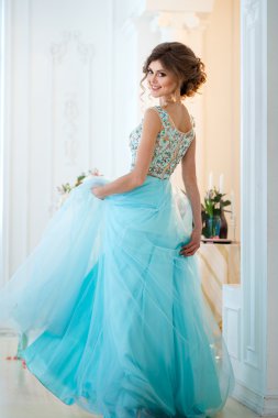 Bir lüks mavi güzel genç bayan elbise çiçeklerle dekore edilmiş zarif iç