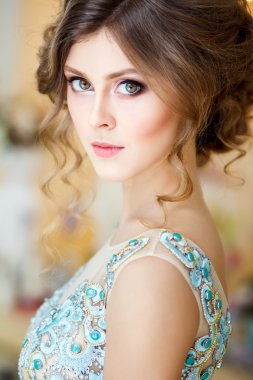 Yakın çekim portre bir lüks mavi güzel genç bayan elbise mükemmel makyaj ve saç stili ile