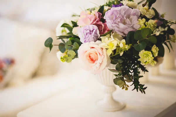 Intérieur tendre avec bouquet de fleurs le matin. Style shabby dans une chambre — Photo