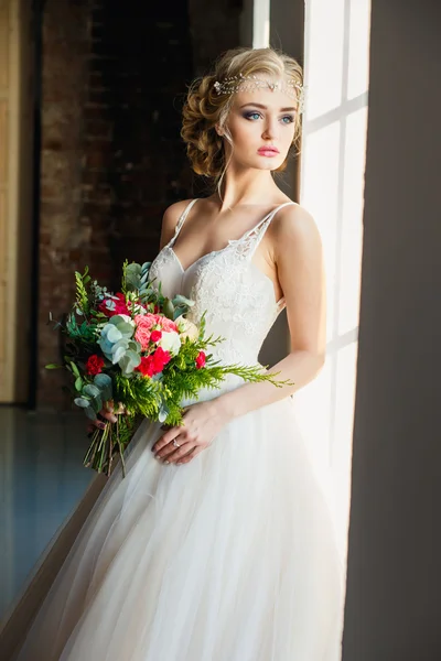 Hermosa novia en vestido de lujo magnífico celebración de ramo en un espacio loft. Boda moderna foto —  Fotos de Stock