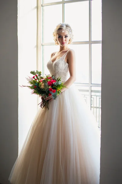 Bela noiva em lindo vestido de luxo segurando buquê em um espaço loft. Moderna foto do casamento — Fotografia de Stock