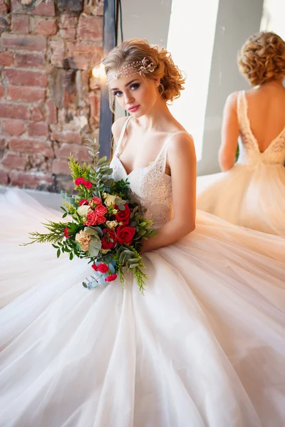 Hermosa novia rubia en magnífico vestido de lujo en un espacio loft con un espejo y guirnalda de lámparas. Boda moderna foto —  Fotos de Stock