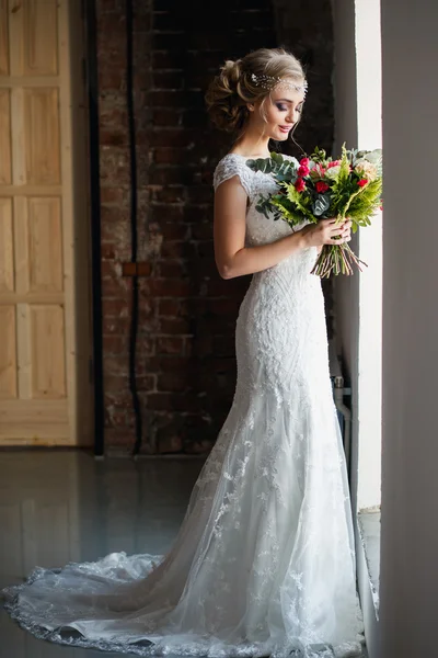 Hermosa novia en vestido de lujo magnífico celebración de ramo en un espacio loft. Boda moderna foto —  Fotos de Stock