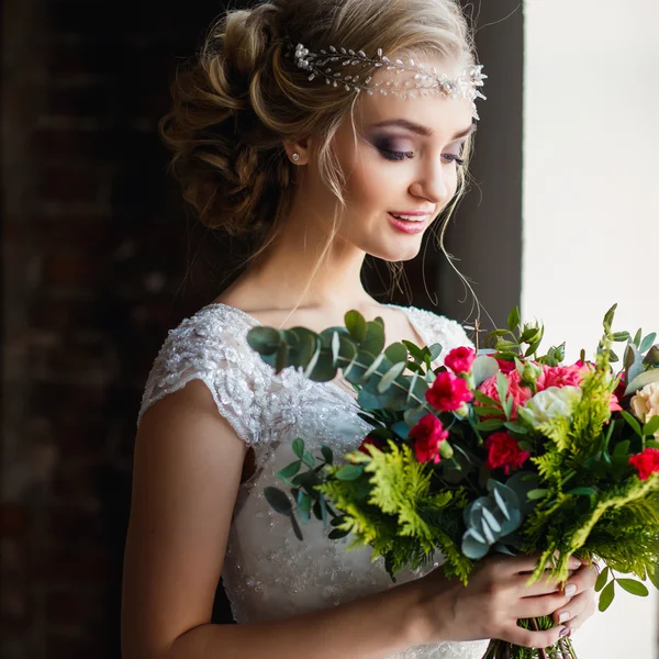 Hermosa novia en vestido de lujo magnífico celebración de ramo en un espacio loft. Boda moderna foto —  Fotos de Stock