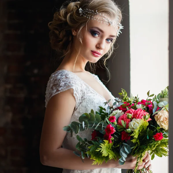 Hermosa novia en vestido de lujo magnífico celebración de ramo en un espacio loft. Boda moderna foto —  Fotos de Stock