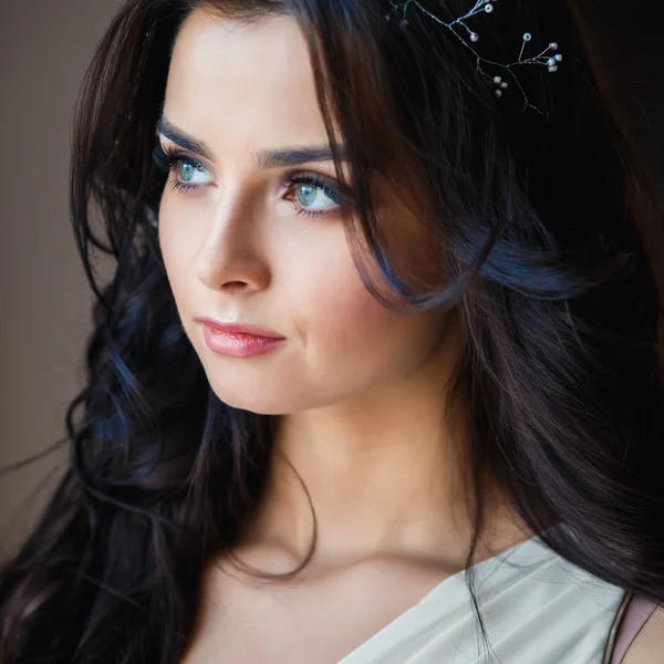 Jovem morena bonita em vestido de noite lindo em um espaço loft em uma manhã. Retrato de beleza close-up — Fotografia de Stock