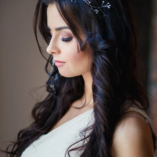 예쁜 갈색 머리 젊은 여자 에 화려한 저녁 드레스 에 a 로프트 공간 에 a 아침. 클로즈업 뷰티 초상화 — 스톡 사진