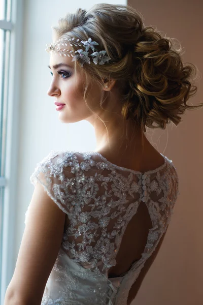 Hermosa novia rubia en magnífico vestido de lujo en un loft espacio en una mañana. Boda moderna foto — Foto de Stock