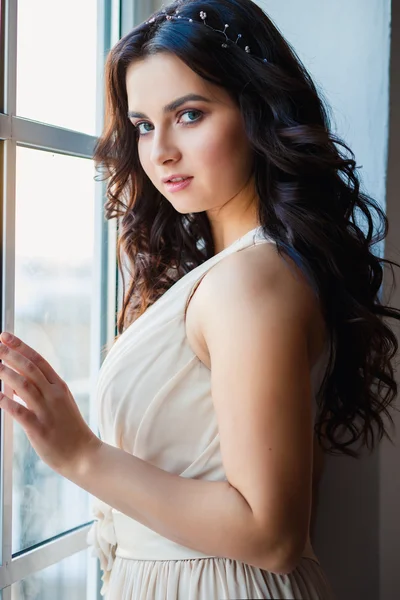 Pretty brunette young woman in gorgeous evening dress in a loft space in a morning. Close-up beauty portrait — Stock Photo, Image