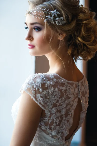 Mooie blonde bruid in prachtige luxe jurk in een loft ruimte in een ochtend. Moderne bruiloft foto — Stockfoto