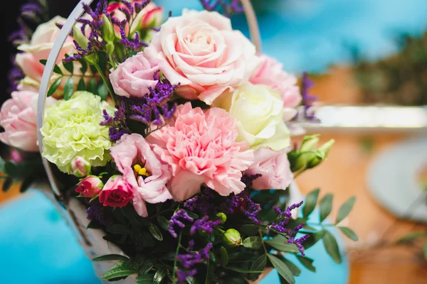 Флористичне робоче місце: гарний букет у кошику на тлі квітів та аксесуарів. м'який фокус — стокове фото
