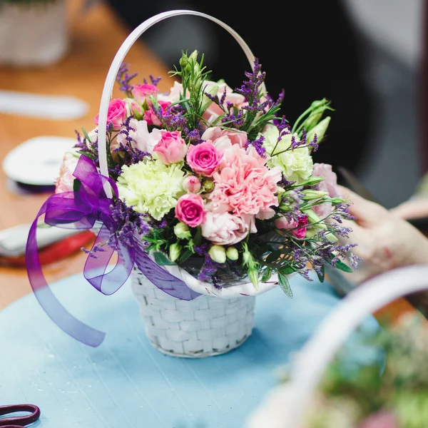 꽃 워크숍-꽃 바구니 꽃다발 만들어. 학생 들은 꽃집 협력. — 스톡 사진
