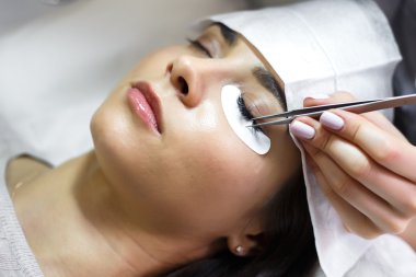 kirpik uzatma prosedürü - master ve bir istemcinin, bir Güzellik Salonu