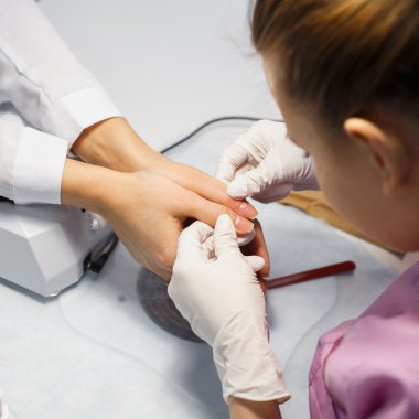 Bakım yordamı, yakın çekim fotoğraf, Şevval Özçelik Güzellik el dosyalama çivi, kadın içinde Salon manikür