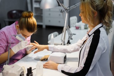 Bakım yordamı, yakın çekim fotoğraf, Şevval Özçelik Güzellik el dosyalama çivi, kadın içinde Salon manikür