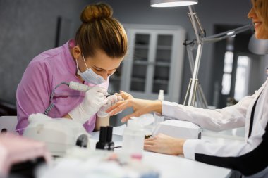 Bakım yordamı, yakın çekim fotoğraf, Şevval Özçelik Güzellik el dosyalama çivi, kadın içinde Salon manikür