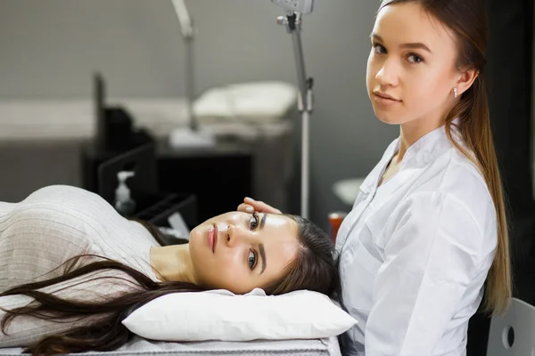 Eyelash extension procedure - master and a client in a beauty salon — Stock Photo, Image