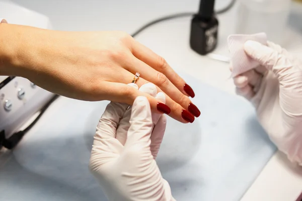 Procedimiento de cuidado de la manicura, foto de cerca de la mano esteticista limado uñas de la mujer en el salón — Foto de Stock