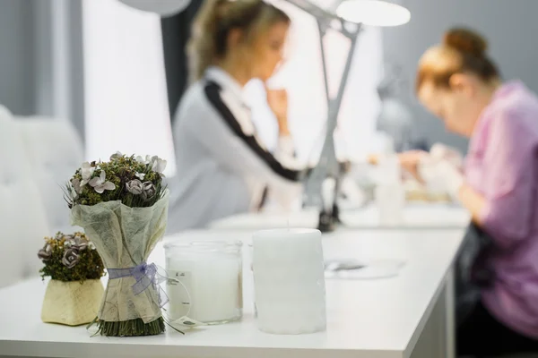 Procedimiento de cuidado de la manicura, foto de cerca de la mano esteticista limado uñas de la mujer en el salón — Foto de Stock