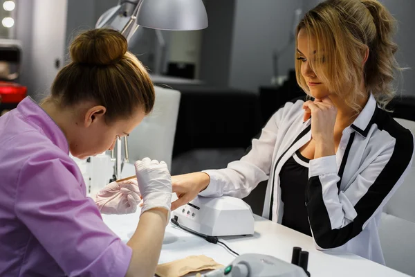 Zorg procedure, Close-up foto van schoonheidsspecialiste Hand indienen Nails van vrouw In Salon manicure — Stockfoto