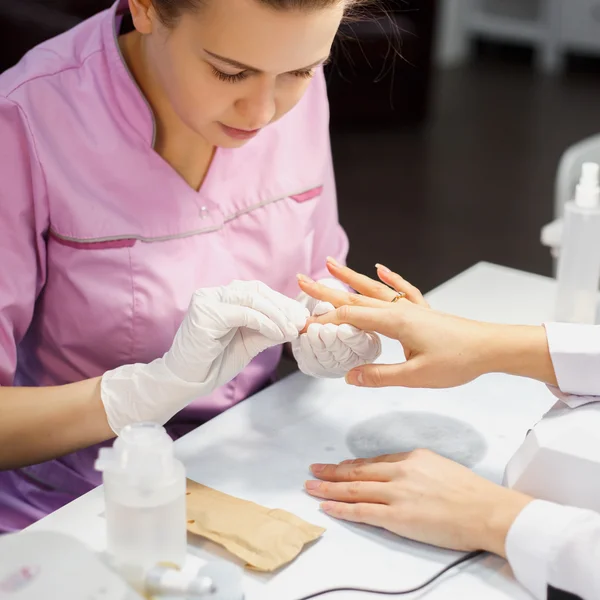 Процедура ухода за маникюром, крупным планом фото женских ногтей в салоне красоты — стоковое фото