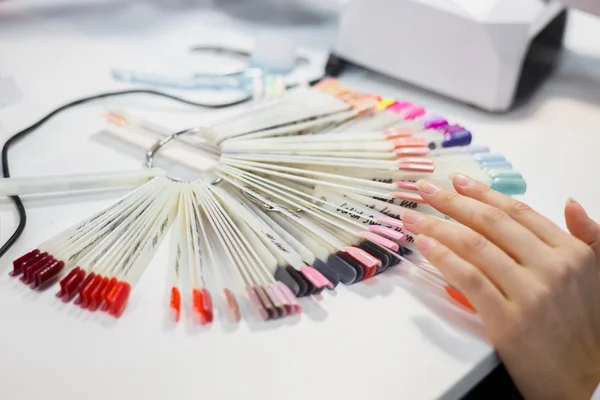 Procedimiento de cuidado de la manicura, foto de cerca de la mano esteticista limado uñas de la mujer en el salón — Foto de Stock