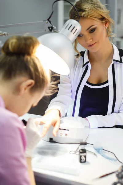 Procedimento de cuidados de manicure, foto de close-up de esteticista mão arquivando unhas de mulher no salão — Fotografia de Stock